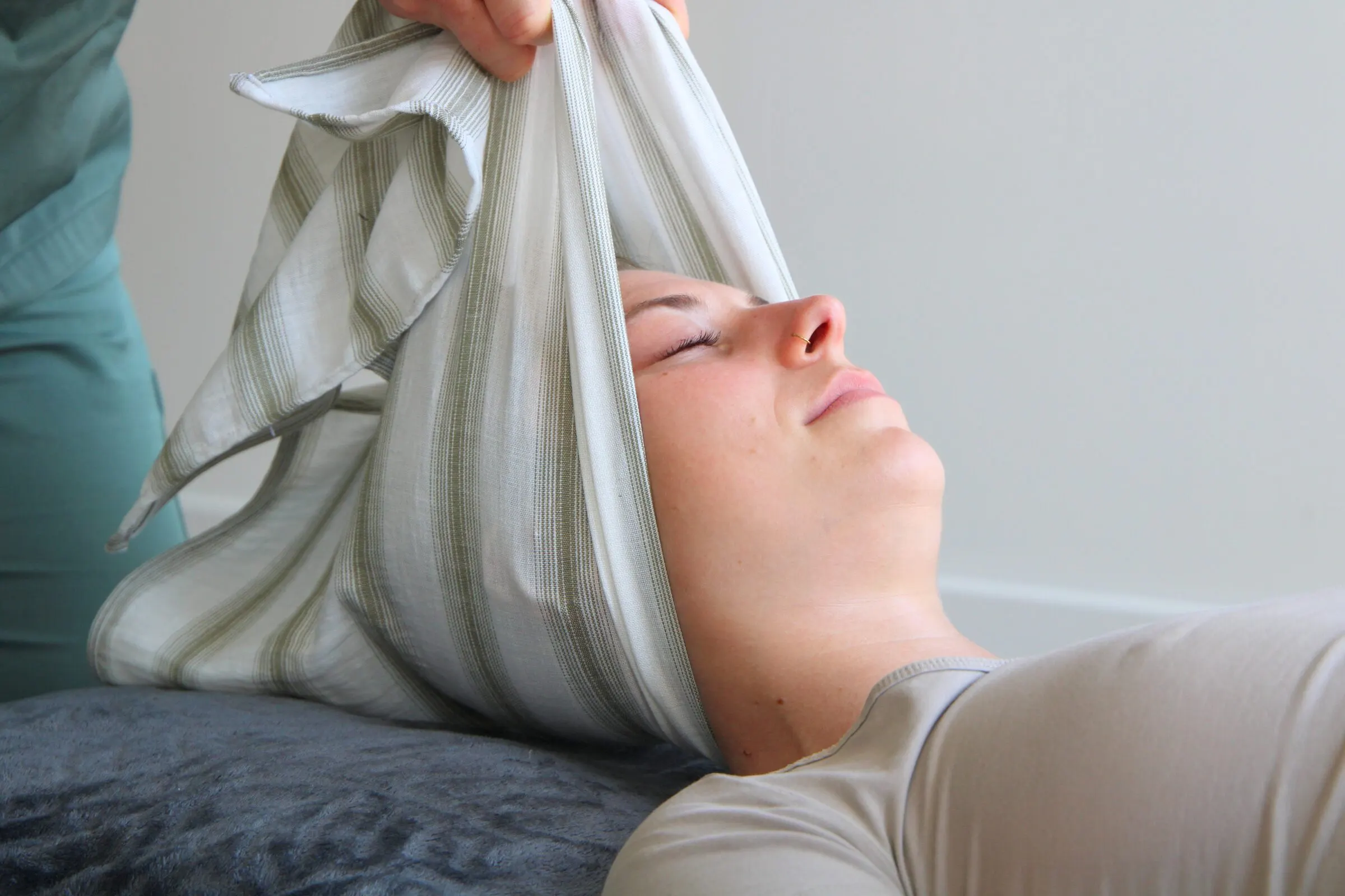 Séance de Rebozo : le châle tissé enveloppe le visage et la tête